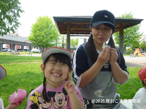 楽しそうにお弁当を食べているセ院生とお子さまの様子