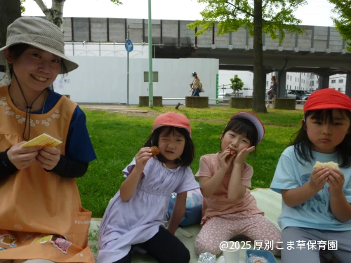 お友だちと仲良くお弁当を食べているお子さまの様子