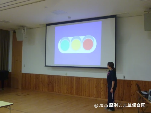 子どもたちに信号機について教えてくださっている様子