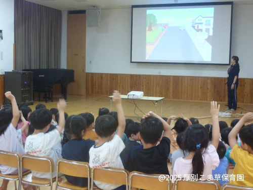 子どもたちが交通安全クイズに答えている様子