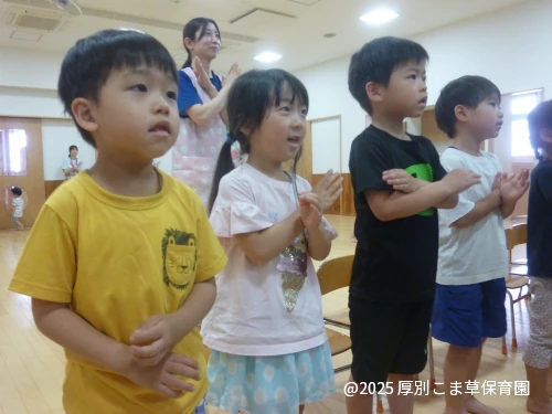 子どもたちができるにゃんたいそうをしている様子