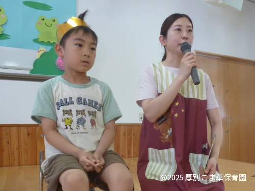 普段から頑張っていることを先生に紹介されているお子さまの様子