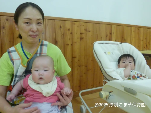 誕生会に参加している小さなお子さまの様子