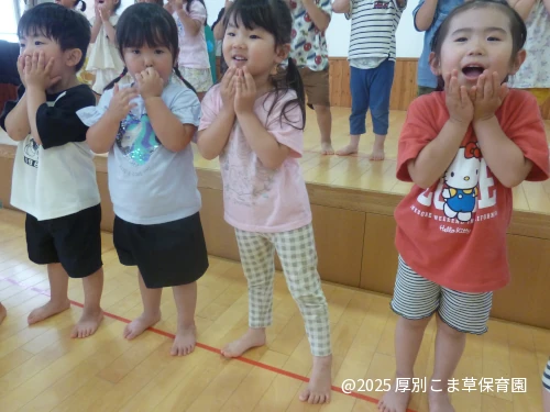あさがお組（３歳児）のお子さまが遊戯「からだげんき」を披露している発表の様子