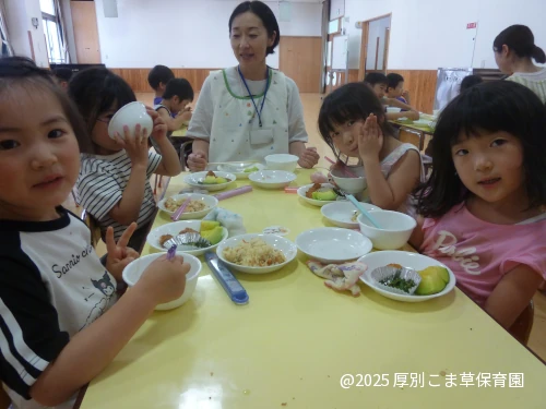 他のクラスのお友だちと一緒にご飯を食べているお子さまの様子