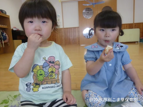 ちゅうりっぷ組でゴザの上で昼食をたべているお子さまの様子