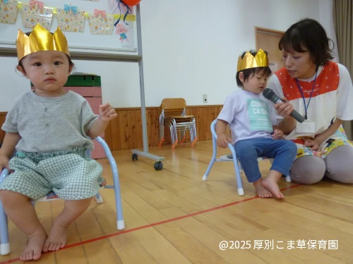 「何歳ですか」の質問に答えている子どもたちの様子
