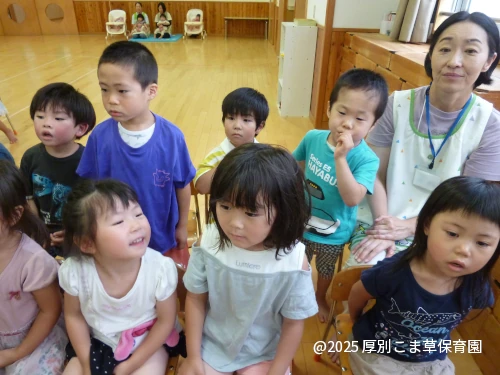 誕生会を楽しんでいる子どもたちの様子