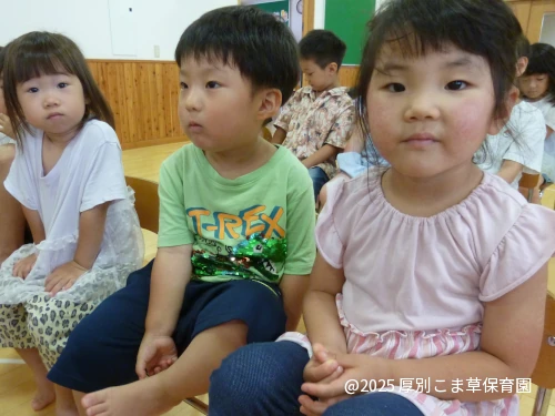 司会の先生の話をしっかり聞いている子どもたちの様子