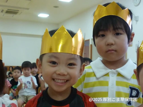 緊張しながらも元気よく入場する子どもたちの様子