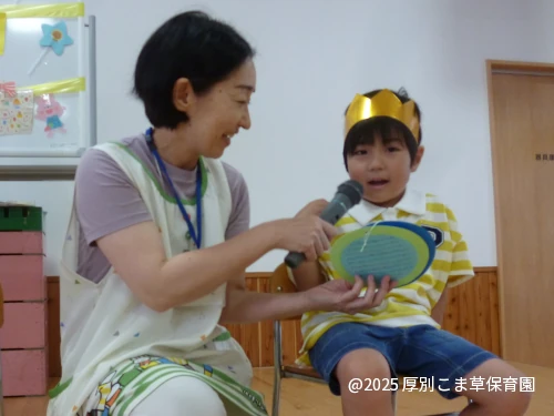 お誕生カードをもらって嬉しそうな子どもの様子