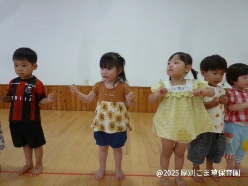 あそびうたを披露してくれている子どもたちの様子