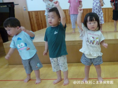 あそびうたを披露してくれている子どもたちの様子