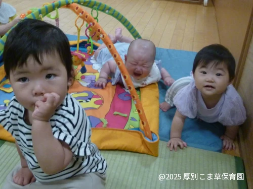 ０歳児のお子さまが遠足ごっこを楽しんでいる様子