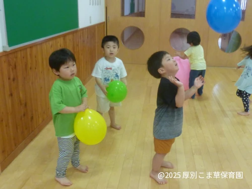 風船遊びをしているお子さまの様子