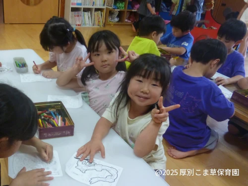 ぬりえ遊びをしているお子さまの様子