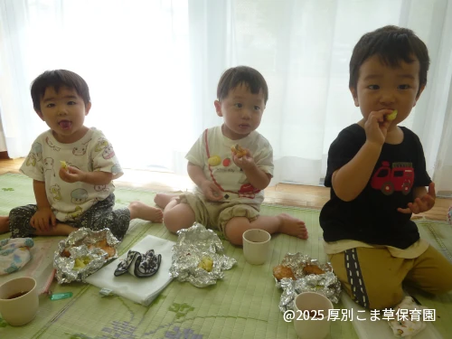 昼食を食べている２歳児のお子さまの様子