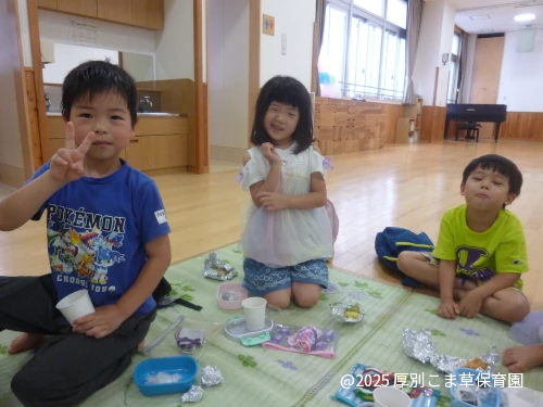 昼食を食べている５歳児のお子さまの様子