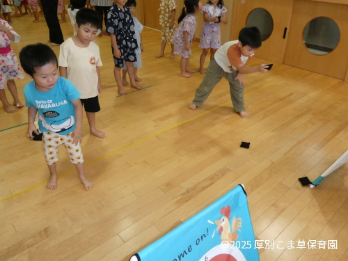 ターゲットゲームコーナーであそんでいる子どもたちの様子
