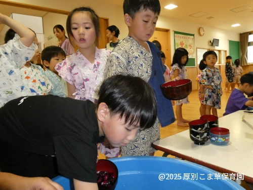 金魚すくいコーナーで遊んでいる子どもたちの様子