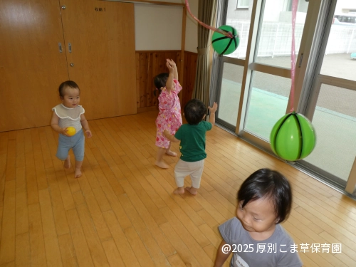 スイカ風船コーナーで遊んでいる子どもたちの様子