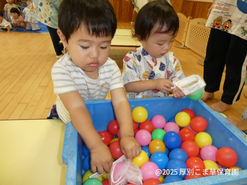 ボールすくいコーナーで遊んでいる子どもたちの様子