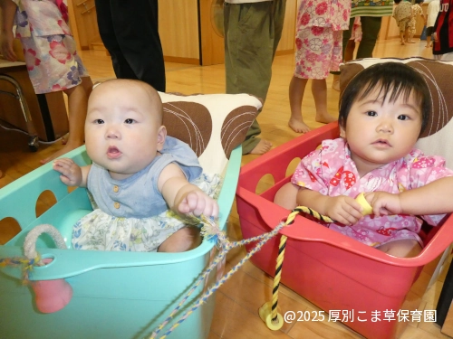ワゴンカーに乗っている子どもたちの様子