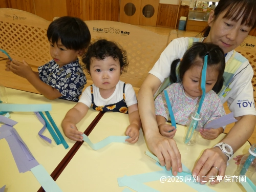 指先あそびコーナーで遊んでいる子どもたちの様子