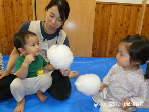 わたあめを食べている子どもたちの様子（たんぽぽ組）