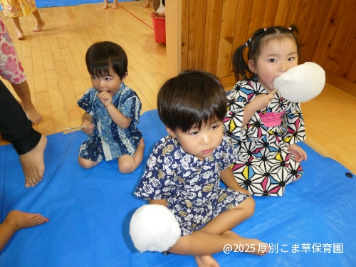 わたあめを食べている子どもたちの様子（ちゅうりっぷ組）
