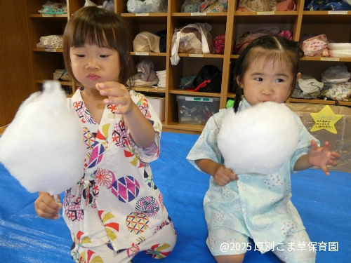 わたあめを食べている子どもたちの様子（あさがお組）