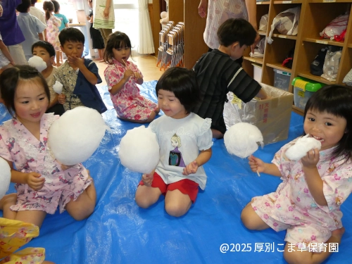 わたあめを食べている子どもたちの様子（すみれ組）