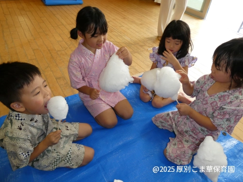 わたあめを食べている子どもたちの様子（ひまわり組）