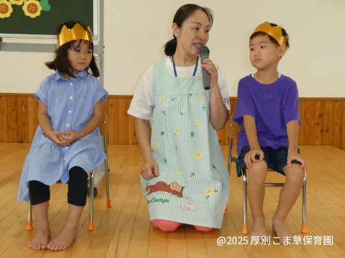 誕生会で質問されている誕生児の子どもたちの様子