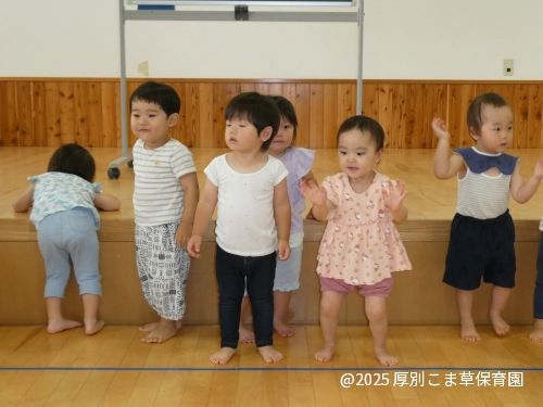 ゆうぎ「うさぎなんだね」をかわいく踊るたんぽぽ組（１歳児）の様子