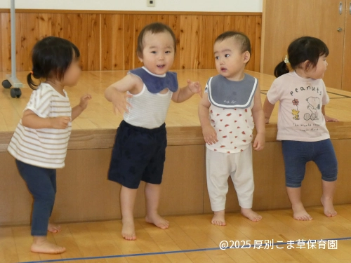 ゆうぎ「うさぎなんだね」をかわいく踊るたんぽぽ組（１歳児）の様子