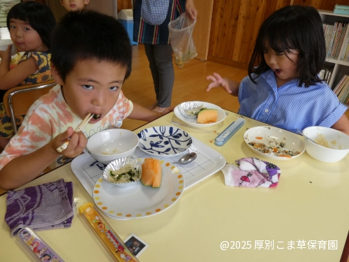 行事食を食べている子どもたちの様子