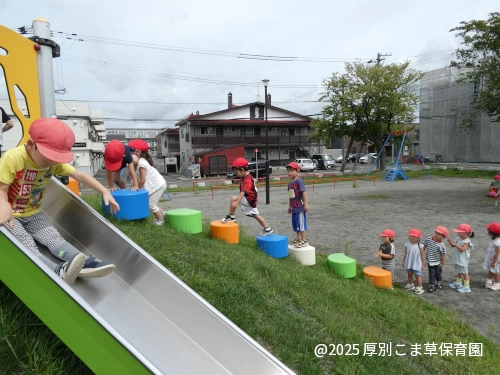 滑り台を滑っている子どもたちの様子