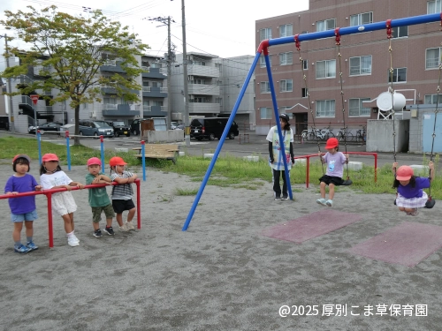 ブランコで遊ぶ子どもたちの様子