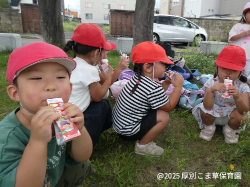ジュースを飲んでいる子どもたちの様子