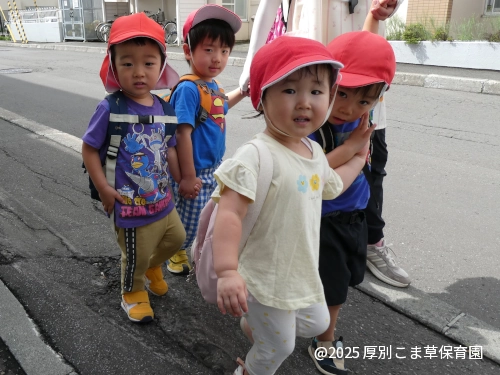 お約束を守って公園に向かう子どもたちの様子