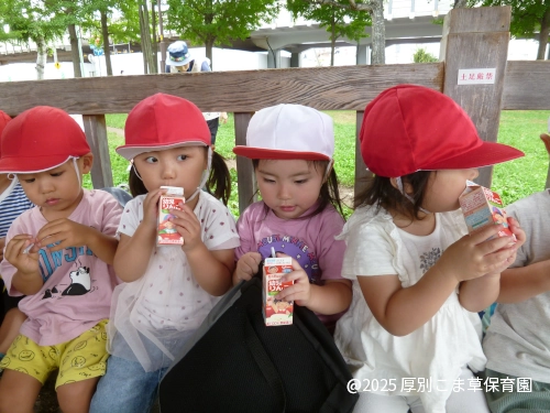 ジュースを飲んでいる子どもたちの様子