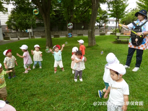シャボン玉を追いかける子どもたちの様子