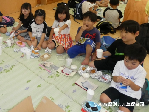 すみれ組（4歳児）の子どもたちの食事の様子