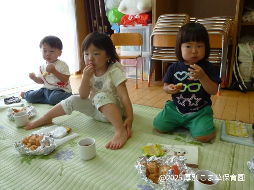 ちゅうりっぷ組（２歳児）の子どもたちの食事の様子