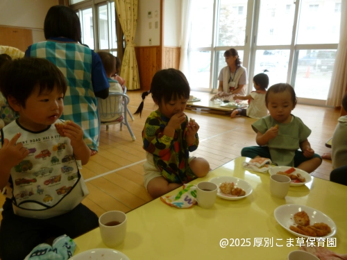 たんぽぽ組（１歳児）の子どもたちの食事の様子