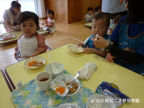 たんぽぽ組（０歳児）の子どもたちの食事の様子