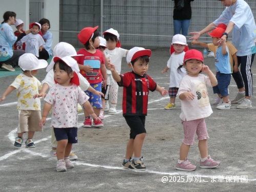 みんなで楽しく音楽に合わせてリトミックをしている2歳児の子どもたちの様子