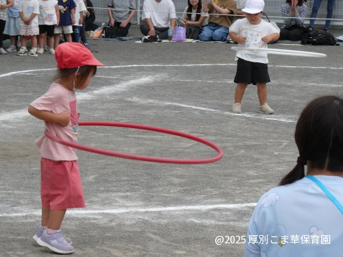 4月から続けて頑張ってできるようになったフラフープを回す3歳児の子どもたちの様子