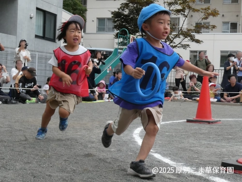 チーム対抗バトンリレーで一生懸命走っている子どもたちの様子